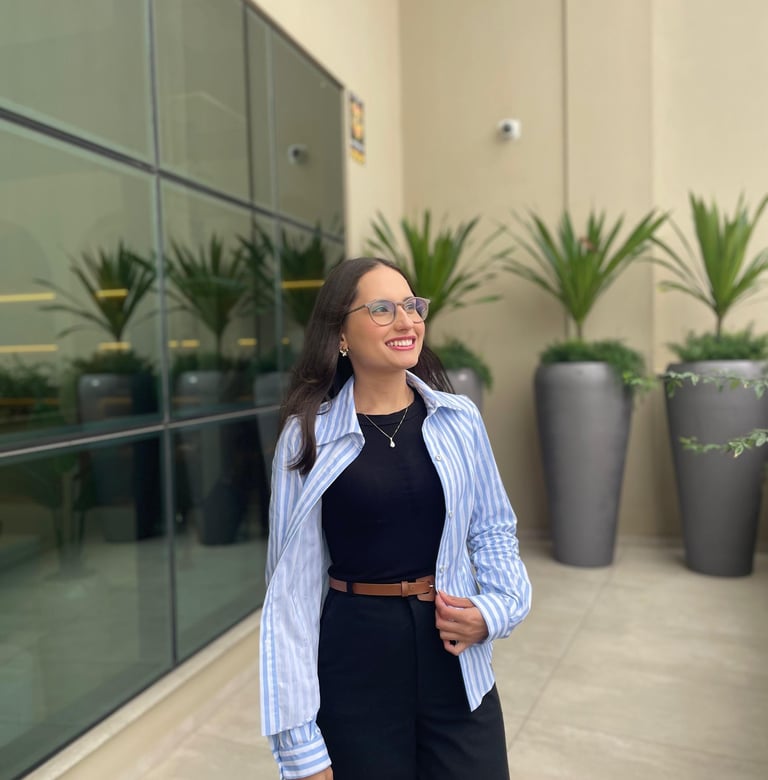Mulher em pé usando uma camisa slim listrada 