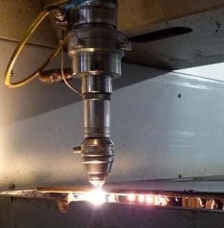 Machine de découpage en fonctionnement