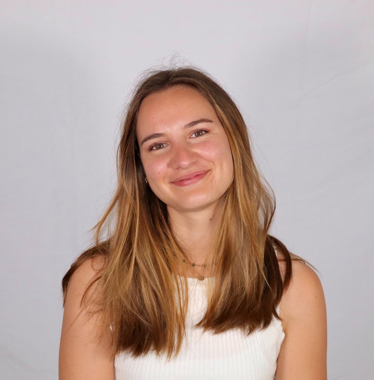 Freelance communication digitale à son bureau, création de stratégie social media