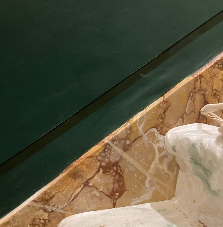 plinthes faux-marbre bordeaux