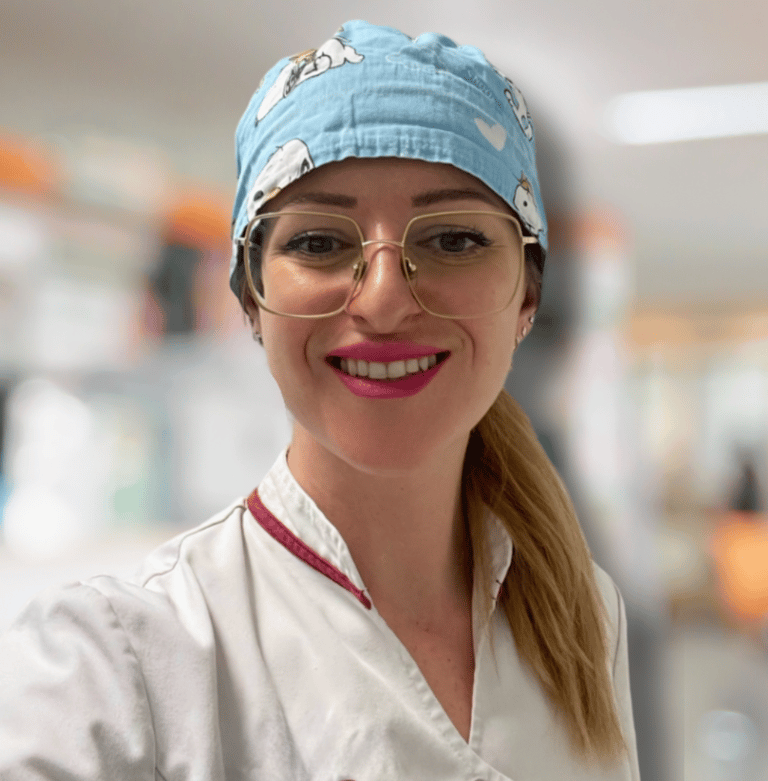 Aurora Travaini asistente virtual y community manager especializada en clínica dental con uniforme