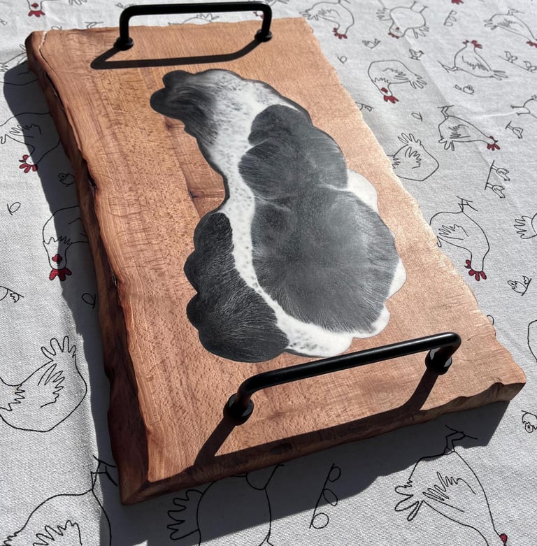 Plateau en bois massif  recyclé et résine époxy incrustée avec poignée moderne en metal noir 