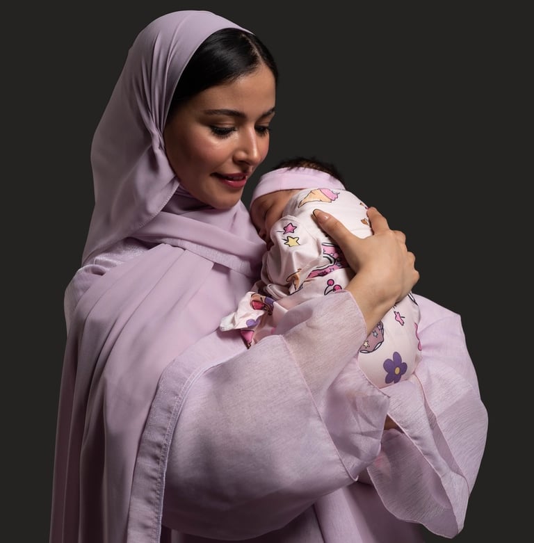 ام تحمل طفلها