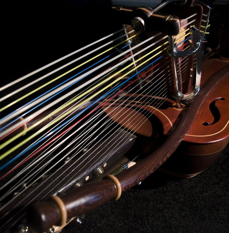 Nahaufnahme der Saiten der chromatischen Kora „Jazzy-Kora"