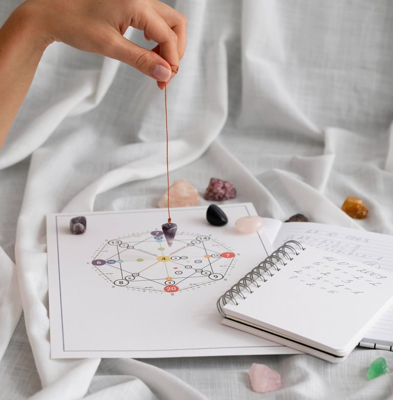 Trabajo energético consciente con péndulo y cristales como apoyo al proceso de autoconocimiento