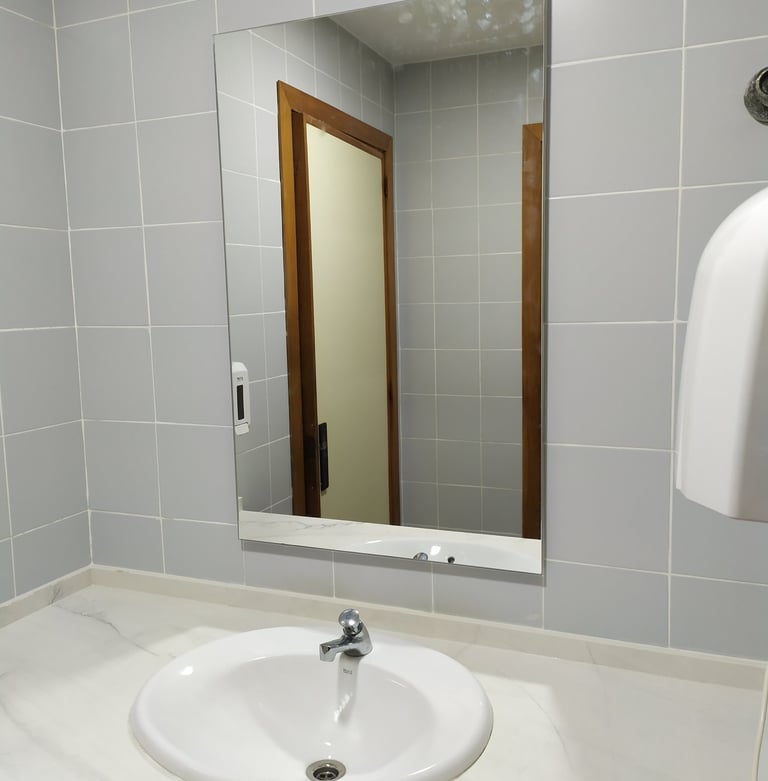 Espejos a medida para baños modernos en Valencia - Cristalería Ramsal.