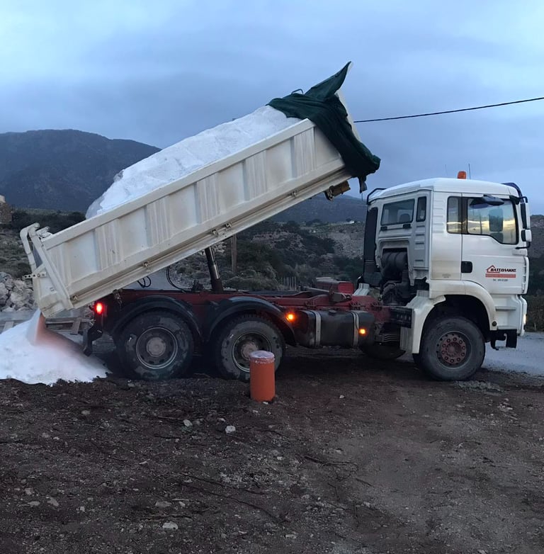 Φορτηγό που ξεφορτώνει άμμο σε εργοτάξιο