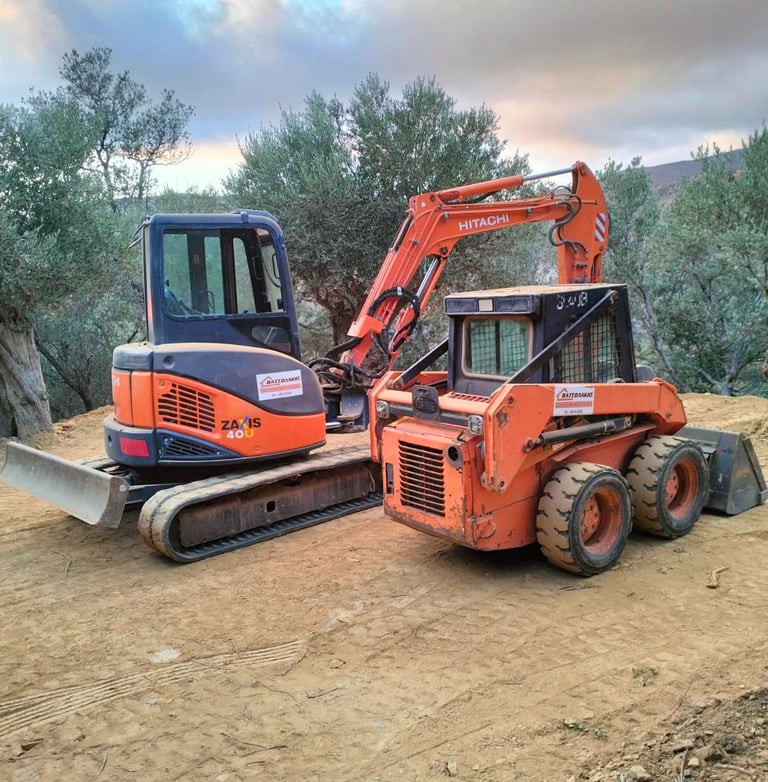 Bobcat και μικρός εκσκαφέας σε χωματουργικές εργασίες
