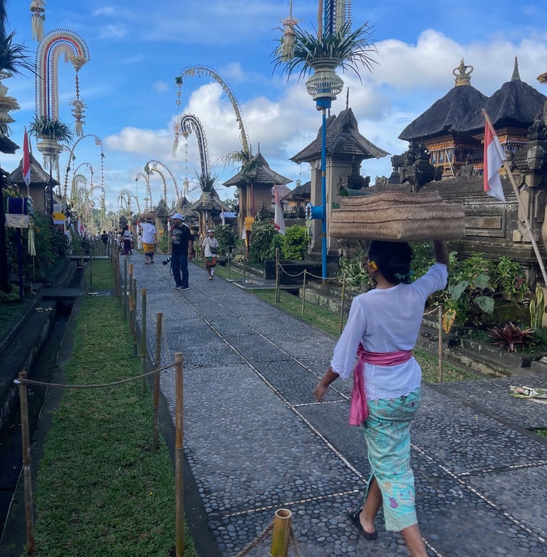 Femmes balinaises portant des offrandes sur la tête lors des cérémonies à Penglipuran.