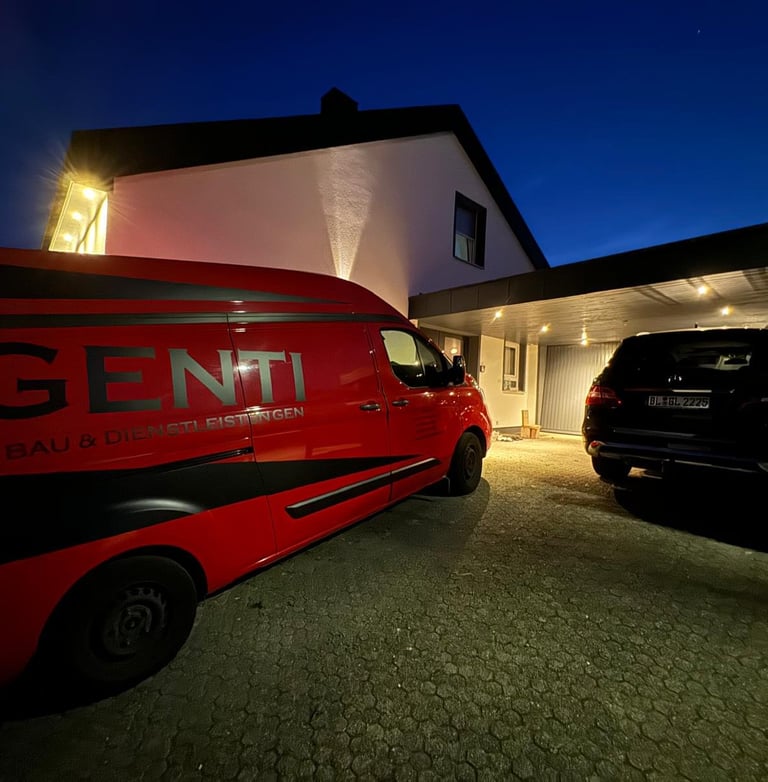 genti bau bus vor schick beleuchtetem Haus