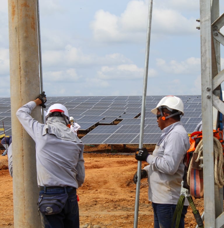 Técnico instalando cableado estructurado en un edificio corporativo.