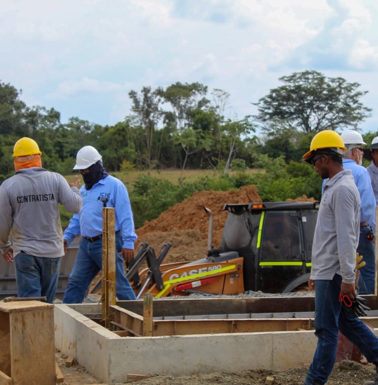 Construcción de una estructura en concreto reforzado en fase inicial.