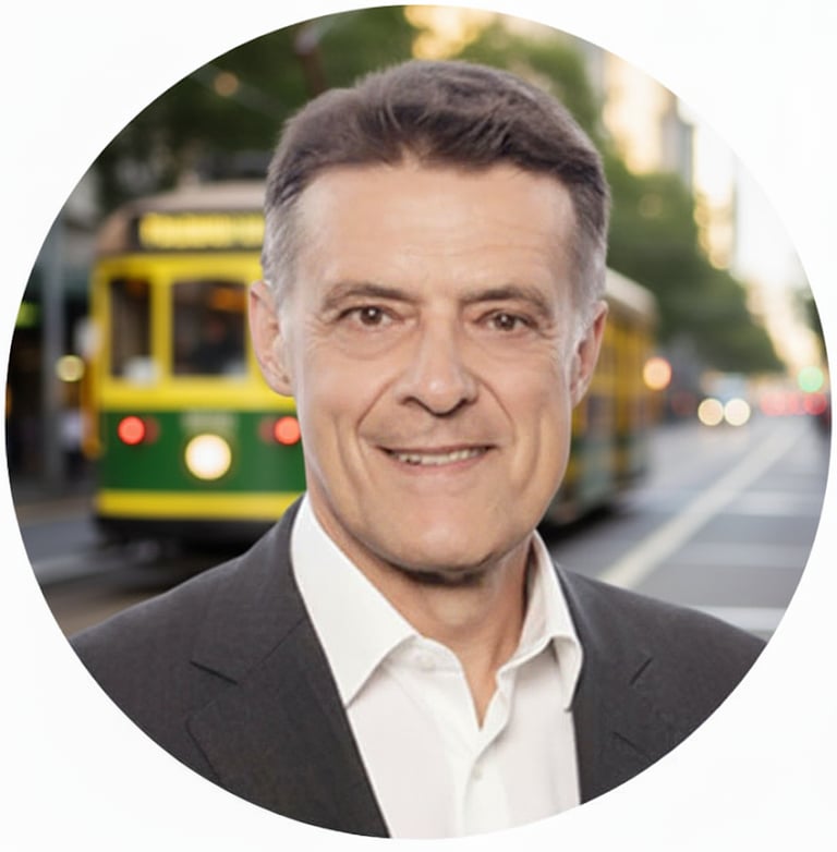 Alain Croset devant les tramways de Melbourne