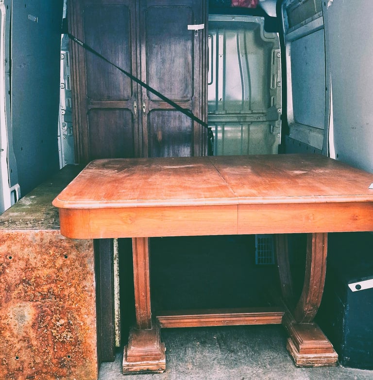 Transport d'une table ancienne trouvée en brocante
