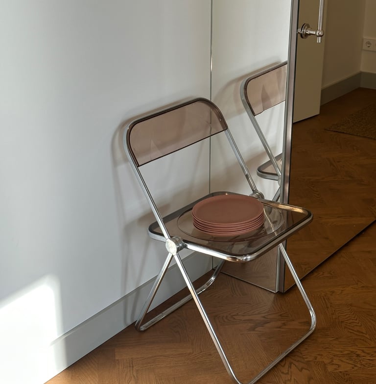 Castelli kėdė ir modernist indai