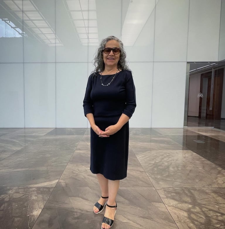 Lilia Martínez y Torres en el vestíbulo del Museo Amparo, en Puebla.