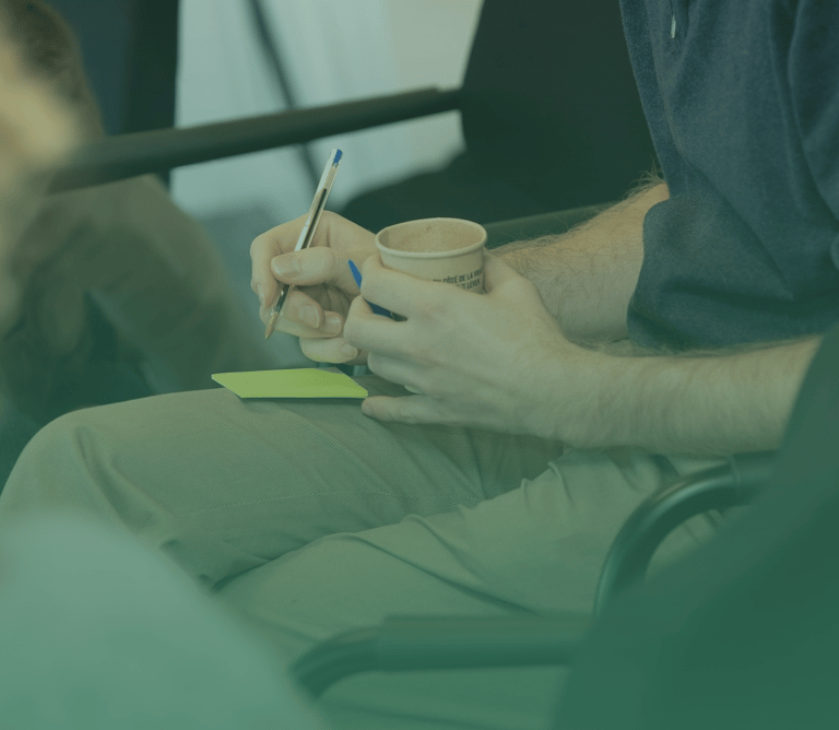 Begeleide intervisiegroep in actie — professionals leren samen uit echte werksituaties