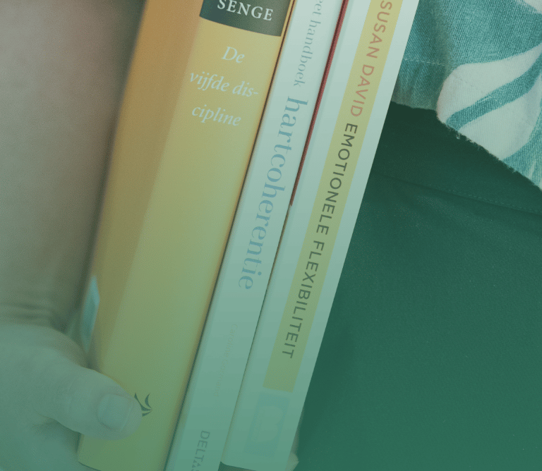 Iris Van Belleghem met boeken 'hartcoherentie', 'emotionele flexibiliteit' en 'De vijfde discipline'