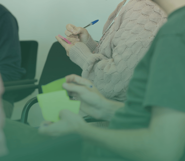 Iris Van Belleghem faciliteert een teamgesprek rond samenwerking en communicatie