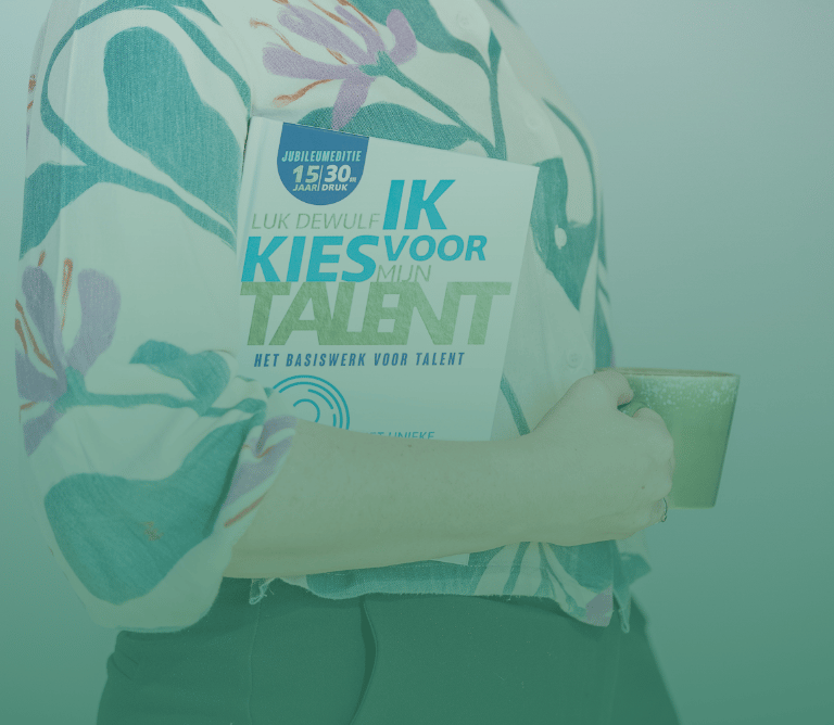 Iris Van Belleghem met boek 'ik kies voor mijn talent' van Luk Dewulf