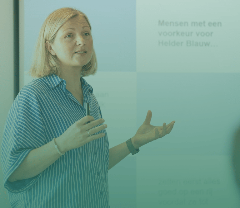 Iris Van Belleghem als trainer in een leeromgeving voor professionals en teams