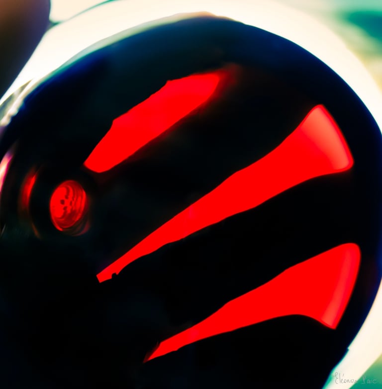 Abstraction Vinicole – Verre sombre traversé par trois éclairs rouges dans le vin