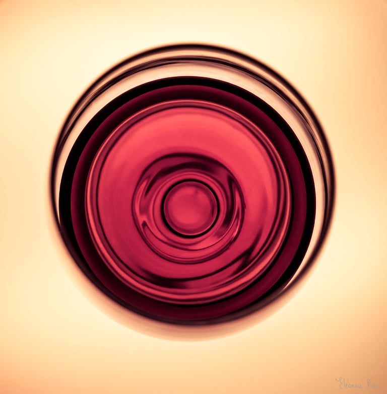 Verrre de vin rouge en mouvement vu de dessus
