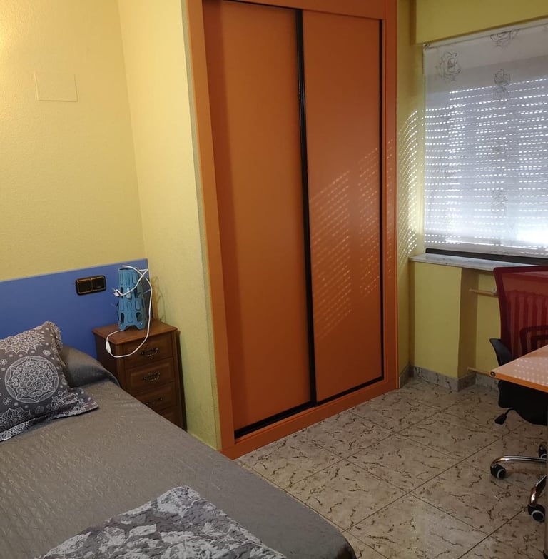 Habitación con cama y armario empotrado