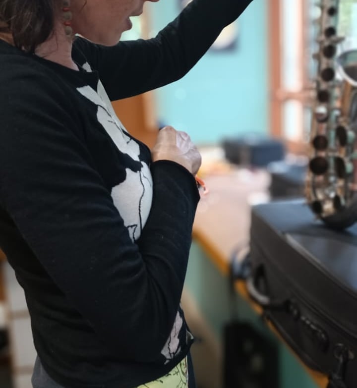 Photo de Océane Chotard avec son saxophone