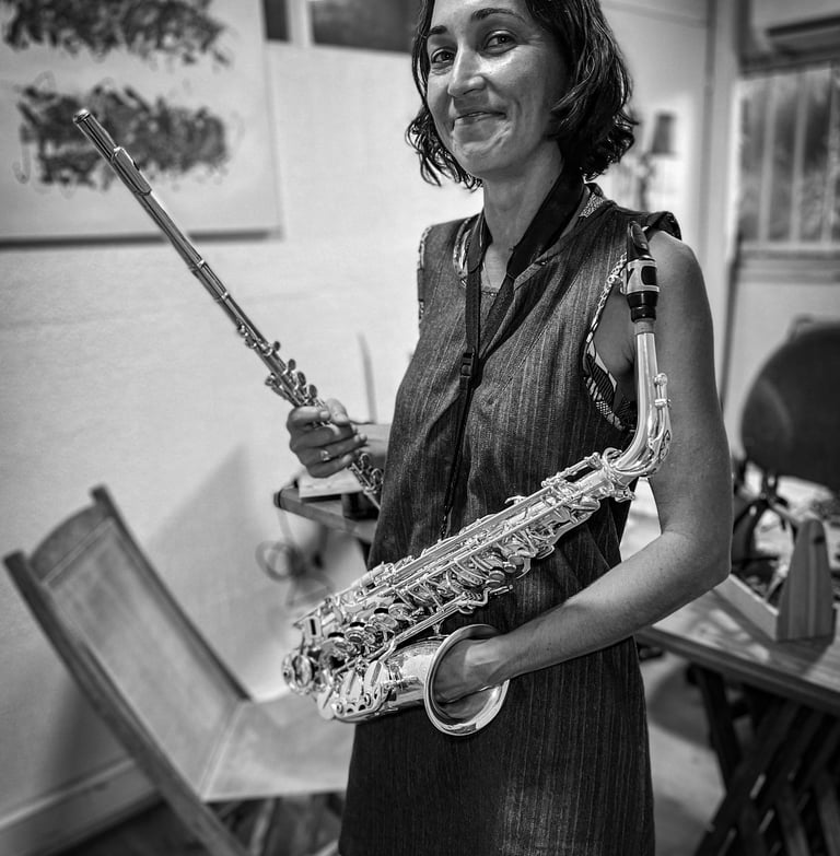 Photo d'Océane Chotard avec plusieurs instruments