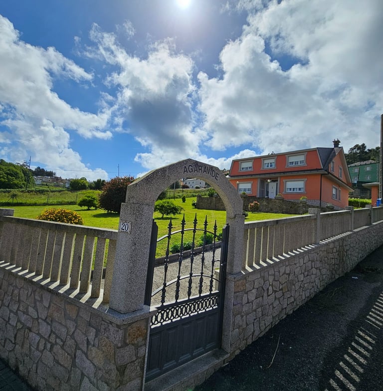 Entrada exterior de alojamiento bajo gestión de HolonSolutions