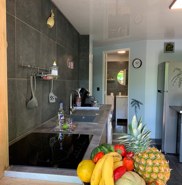 Coupe de fruits avec vue de la cuisine en arrière plan