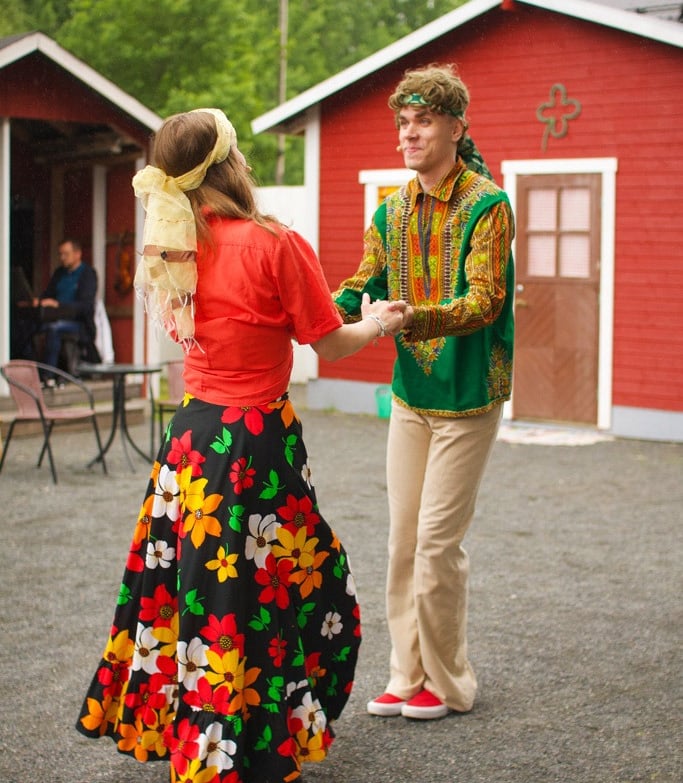 Esityskuva: kaksi henkilöä pitävät käsistään ja hymyilevät