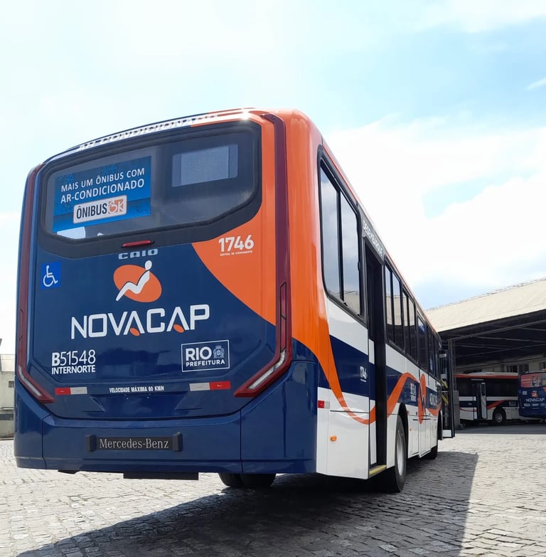 ônibus 0km 2024 modelo Caio Apache Vip V visto da traseira lado direito