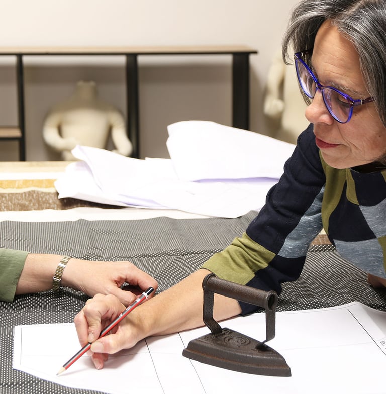 Estudiantes aprendiendo patronaje y confección en cursos de costura en Logroño