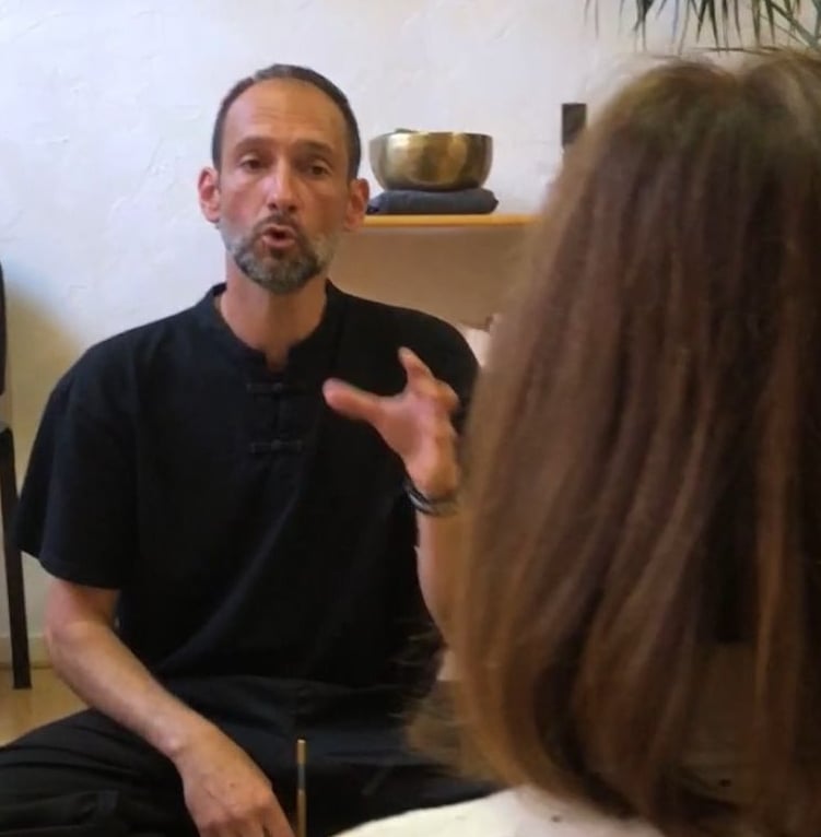 homme qui parle et qui donne une formation en magnetisme