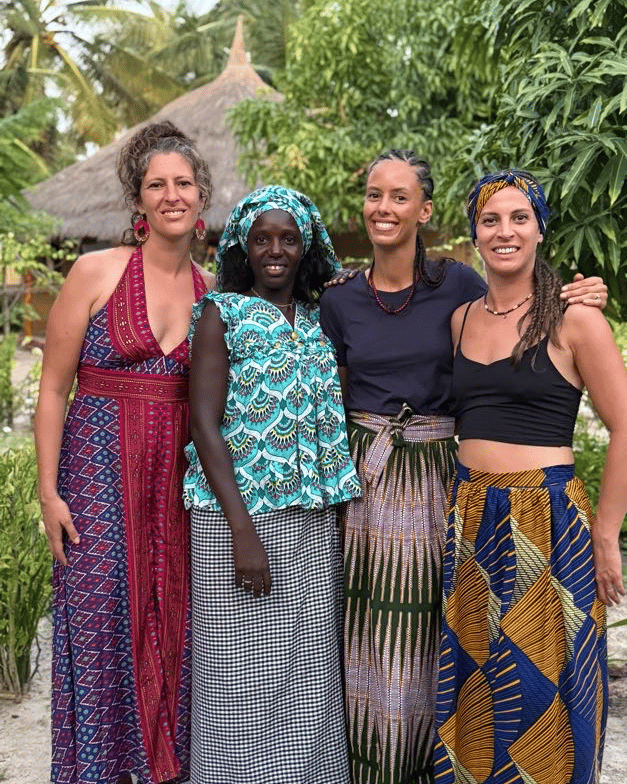 Magnifique photo représentant Amel, Lauranne, Anissa et Seynabou en jolie tenue pour le mariage traditionnel