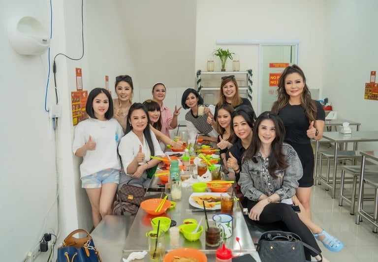 Keseruan makan di Mie Ayam Kesawan rukan osaka pik 2