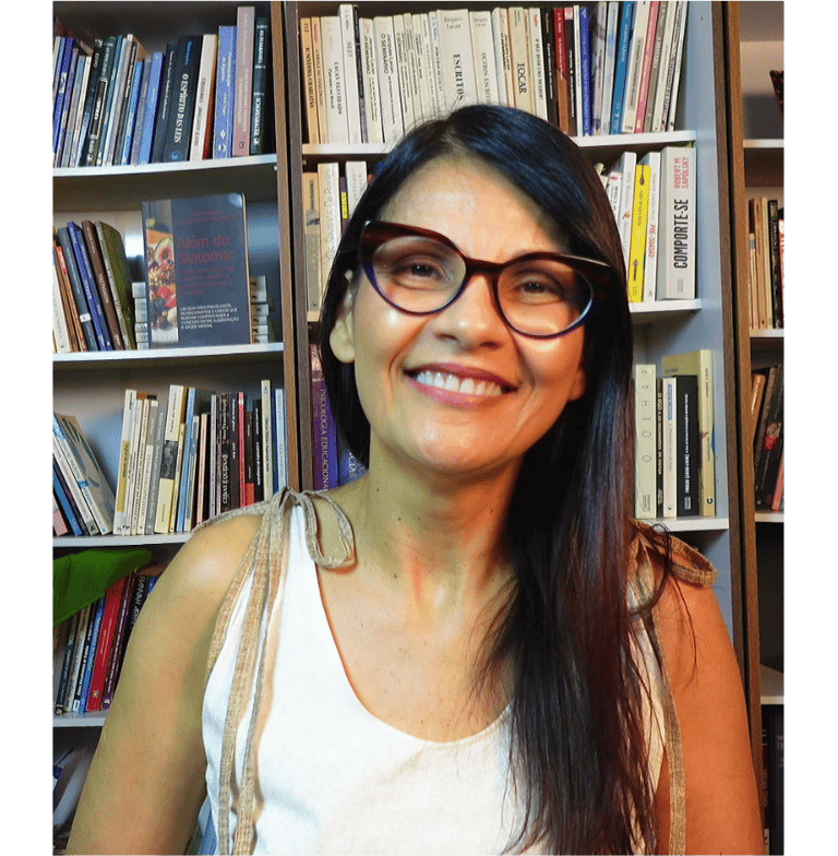 Carla Nascimento, criadora do Método DCM em seu ambiente de trabalho com um sorriso acolhedor.