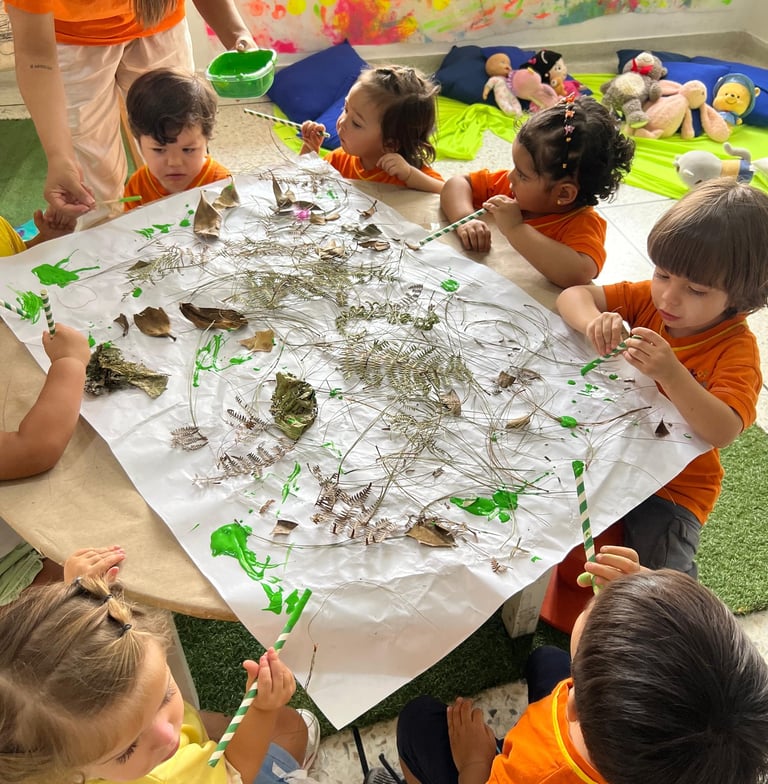 Niños creando con materiales naturales secos en jardín infantil Ukelele