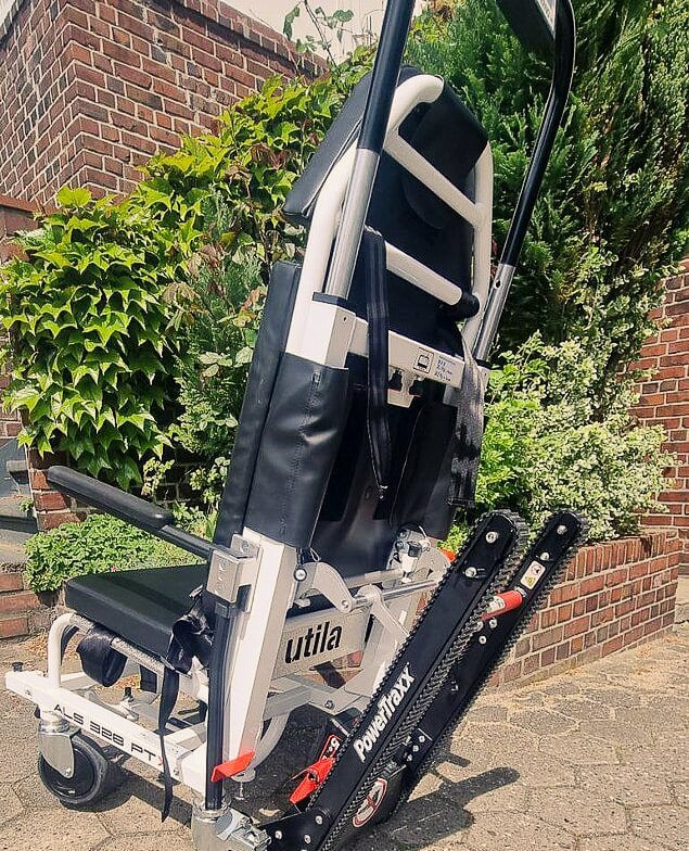 Tragestuhl vor Transporter-Rampe.