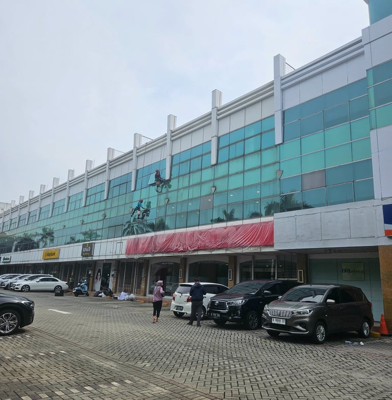 Pembersihan Kaca Gedung