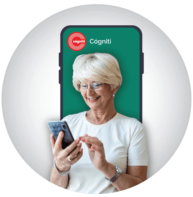 mujer senior de pelo corto mirando su móvil en un fondo de pantalla