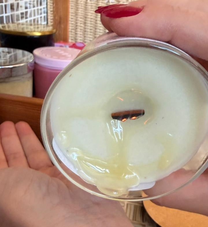 Vela de Massagem Mente Serena derretida durante o uso, demonstrando sua textura e aplicação na pele.