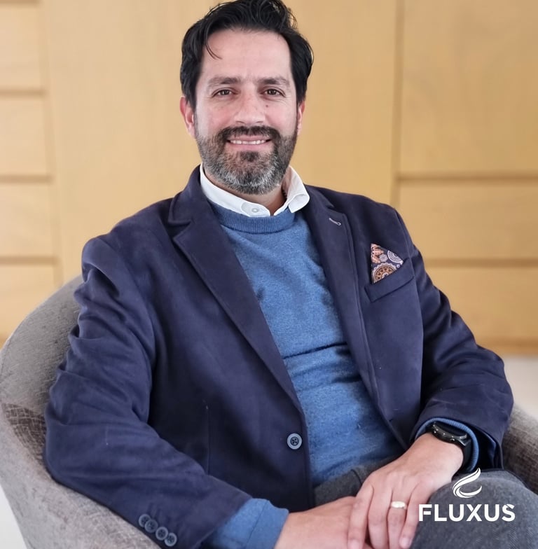 Alejandro Téllez fundador de Fluxus, asesoría personalizada en ahorro e inversiones.