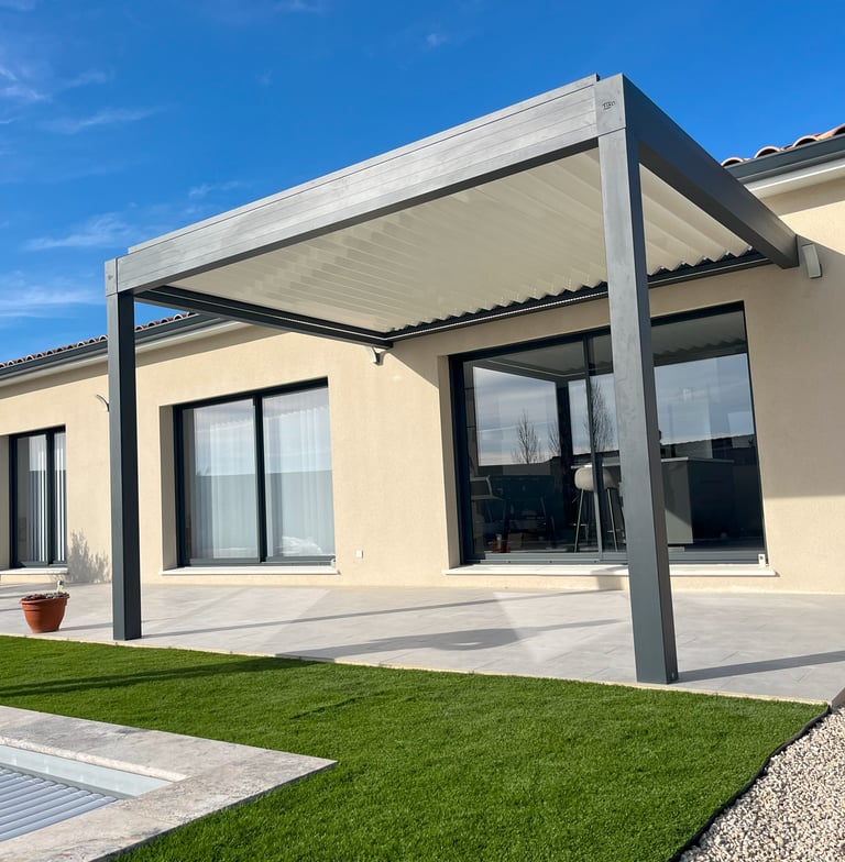 Pergola avec magnifique extérieur d'une villa moderne en provence