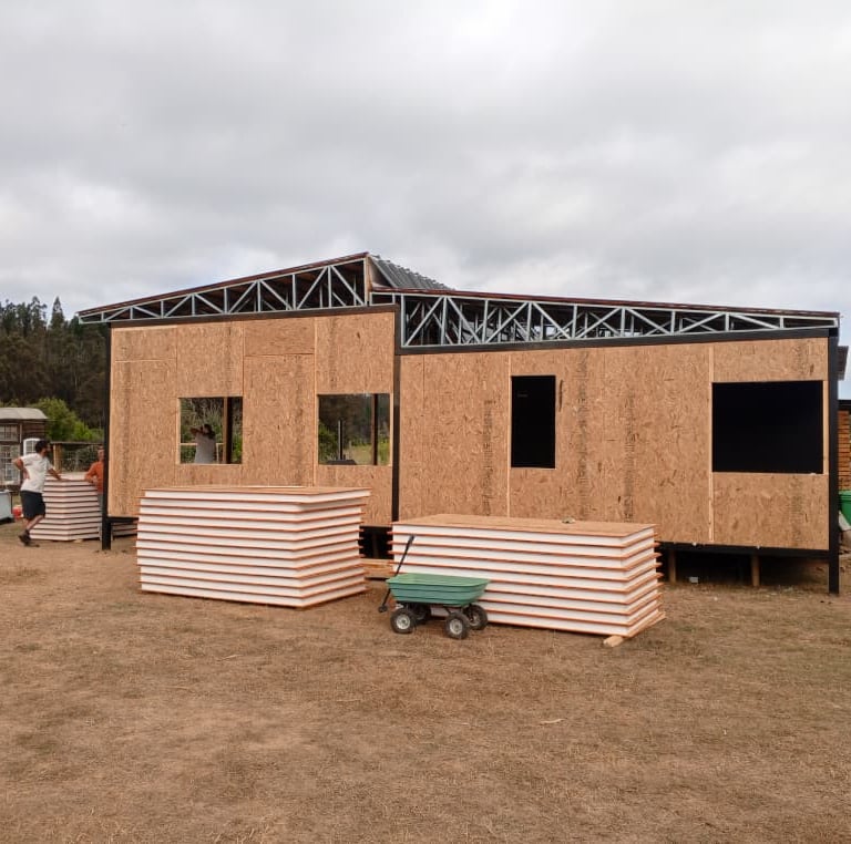 Construcción de viviendas con paneles SIP y estructura de madera por el equipo de Ciavatt Constructo