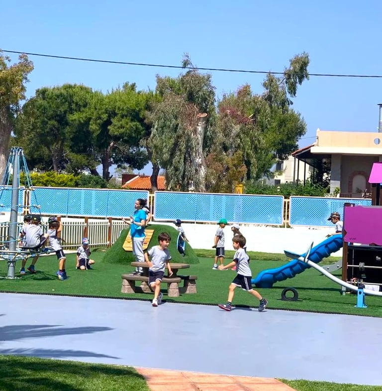 παιδια που παιζουν σε παιδικη χαρα