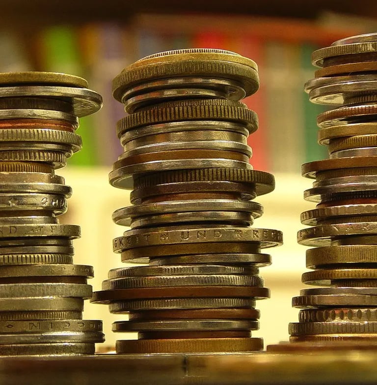 3 pile con tante monete una sopra l'altra
