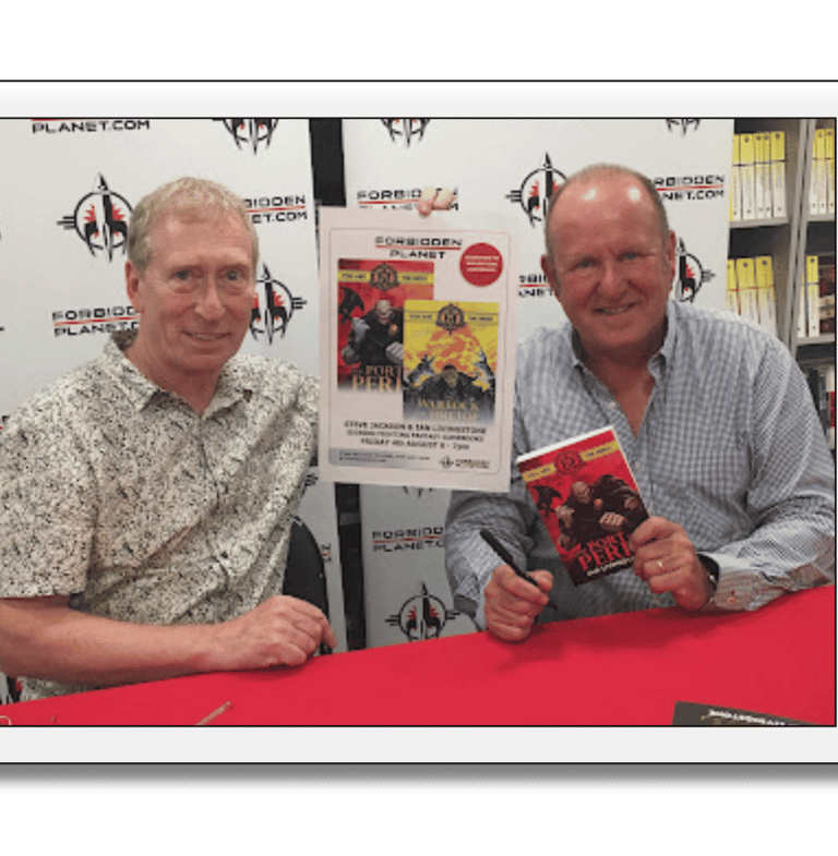 Steve Jackson (à esquerda) junto com Ian Livingstone (à direita) Games Workshop (UK).